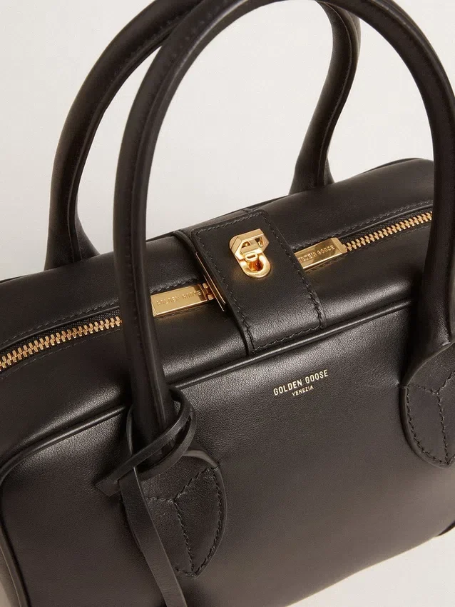 Bolso Vita en cuero liso negro con detalles dorados