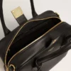Bolso Vita en cuero liso negro con detalles dorados