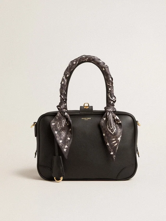 Bolso Vita en cuero liso negro con detalles dorados
