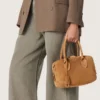 Bolso Vita en gamuza color camello con detalles dorados