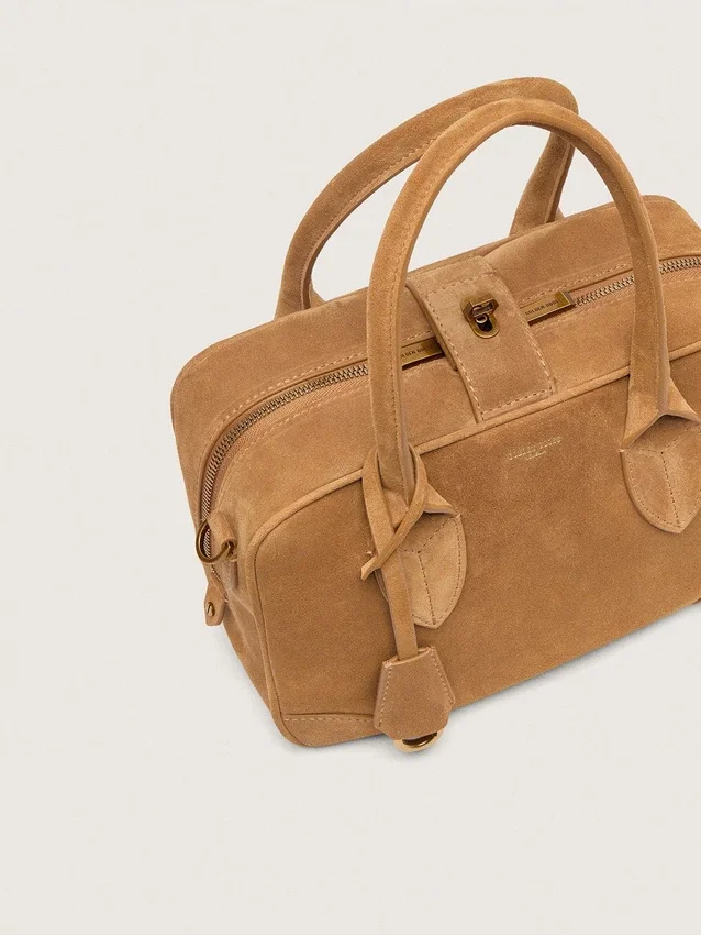 Bolso Vita en gamuza color camello con detalles dorados