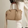 Bolso Vita en piel color topo con detalles dorados
