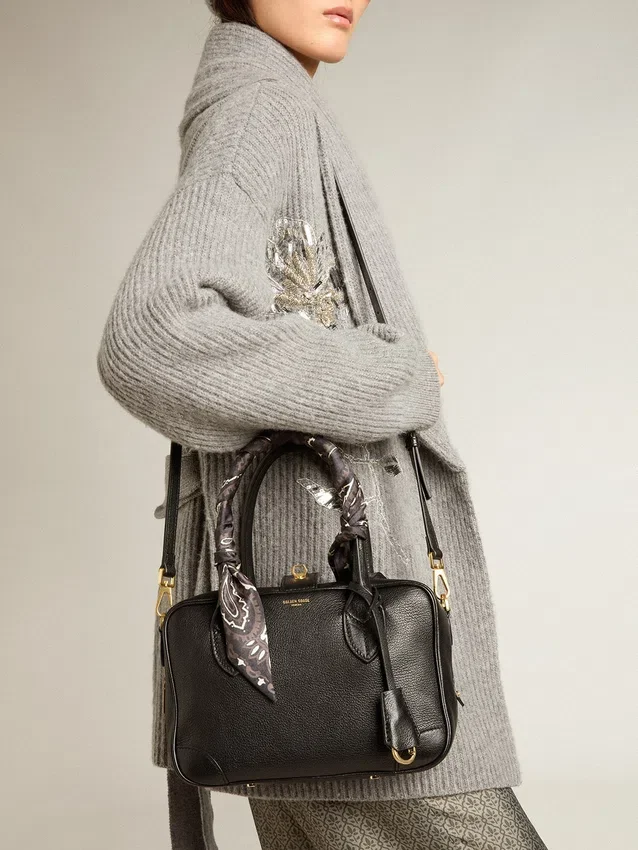 Bolso Vita en piel de oveja negra con detalles dorados