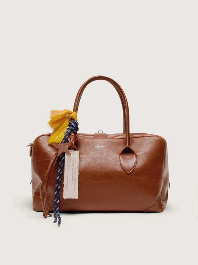 Bolso Vita mediano en piel color marrón claro con dijes y detalles plateados