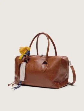 Bolso Vita mediano en piel color marrón claro con dijes y detalles plateados