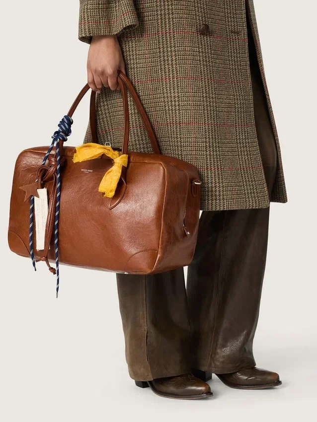 Bolso Vita mediano en piel color marrón claro con dijes y detalles plateados
