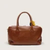 Bolso Vita mediano en piel color marrón claro con dijes y detalles plateados