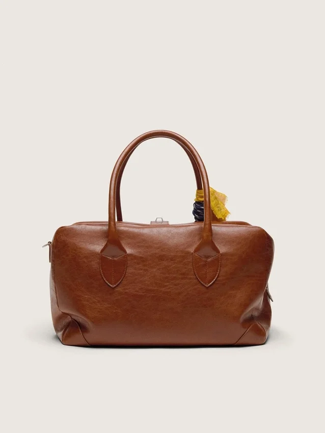 Bolso Vita mediano en piel color marrón claro con dijes y detalles plateados