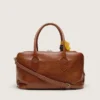 Bolso Vita mediano en piel color marrón claro con dijes y detalles plateados