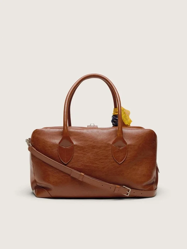 Bolso Vita mediano en piel color marrón claro con dijes y detalles plateados