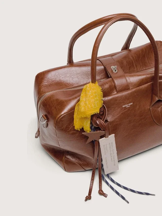 Bolso Vita mediano en piel color marrón claro con dijes y detalles plateados