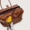 Bolso Vita mediano en piel color marrón claro con dijes y detalles plateados