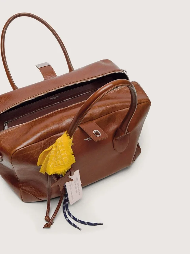 Bolso Vita mediano en piel color marrón claro con dijes y detalles plateados