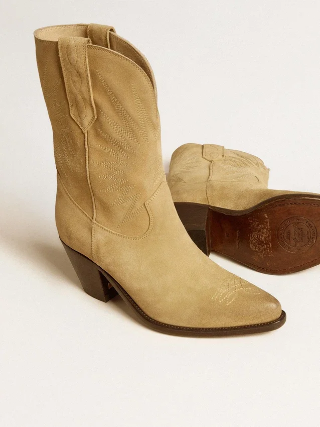 Botas bajas Wish Star en gamuza encerada color arena con estrella bordada