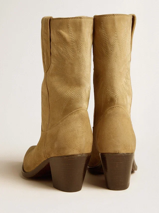 Botas bajas Wish Star en gamuza encerada color arena con estrella bordada
