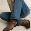 Botas Debbie de caña baja en gamuza gris paloma con hebilla extraíble