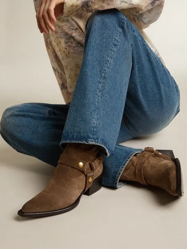 Botas Debbie de caña baja en gamuza gris paloma con hebilla extraíble