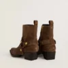 Botas Debbie de caña baja en gamuza gris paloma con hebilla extraíble