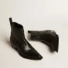 Botas Debbie de caña baja en piel negra con estampado de serpiente