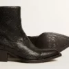 Botas Debbie de caña baja en piel negra con estampado de serpiente
