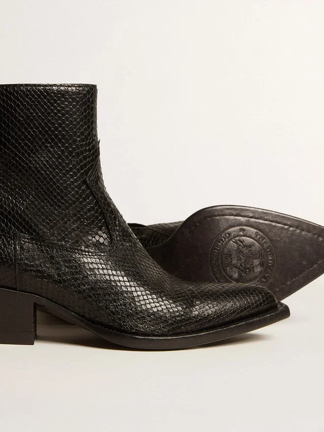 Botas Debbie de caña baja en piel negra con estampado de serpiente