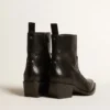 Botas Debbie de caña baja en piel negra con estampado de serpiente