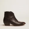 Botas juveniles de cuero negro con bordados color arena