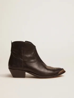 Botas juveniles de cuero negro con bordados color arena