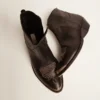 Botas juveniles de cuero negro con bordados color arena