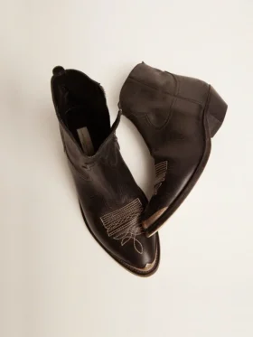Botas juveniles de cuero negro con bordados color arena