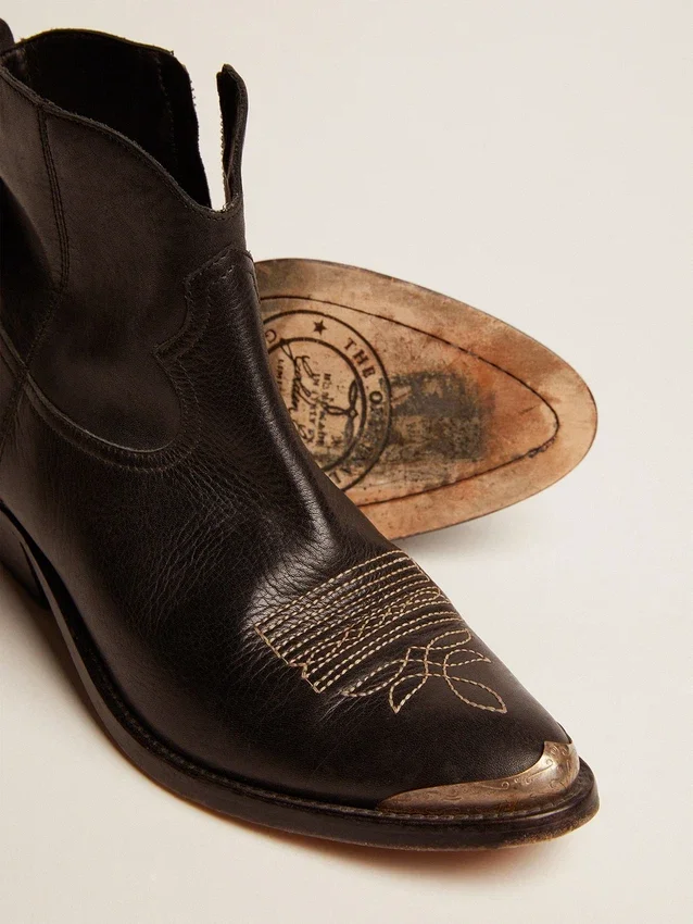 Botas juveniles de cuero negro con bordados color arena