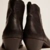 Botas juveniles de cuero negro con bordados color arena