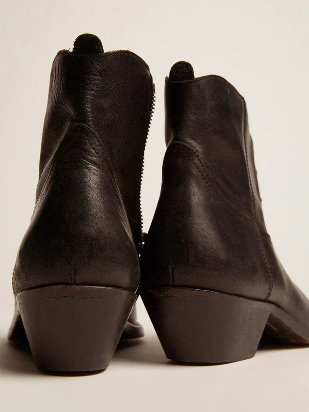 Botas juveniles de cuero negro con bordados color arena