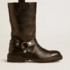 Botas Kurt en cuero negro brillante con hebilla y tachuelas de color plateado