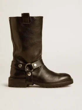 Botas Kurt en cuero negro brillante con hebilla y tachuelas de color plateado