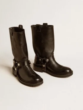 Botas Kurt en cuero negro brillante con hebilla y tachuelas de color plateado