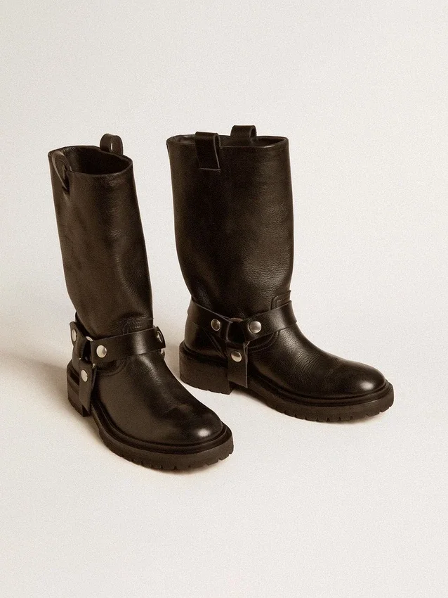 Botas Kurt en cuero negro brillante con hebilla y tachuelas de color plateado