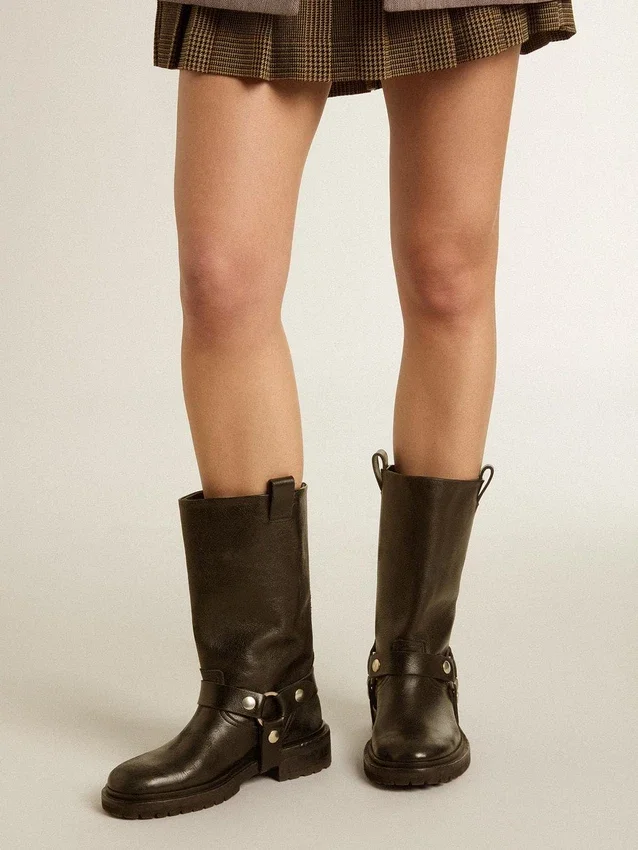 Botas Kurt en cuero negro brillante con hebilla y tachuelas de color plateado