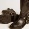 Botas Kurt en cuero negro brillante con hebilla y tachuelas de color plateado