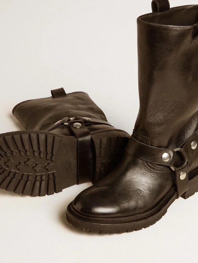 Botas Kurt en cuero negro brillante con hebilla y tachuelas de color plateado