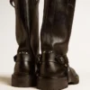 Botas Kurt en cuero negro brillante con hebilla y tachuelas de color plateado