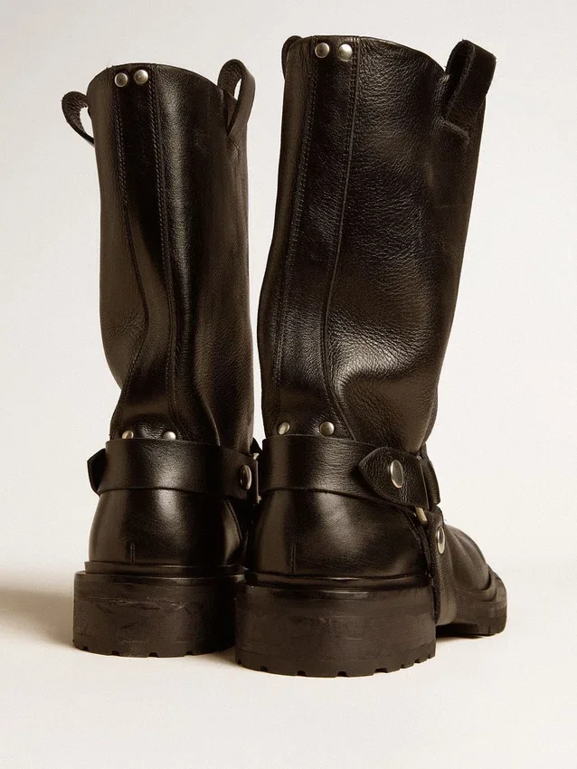 Botas Kurt en cuero negro brillante con hebilla y tachuelas de color plateado