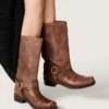 Botas moteras altas para mujer en cuero marrón con correa y hebilla color oro antiguo