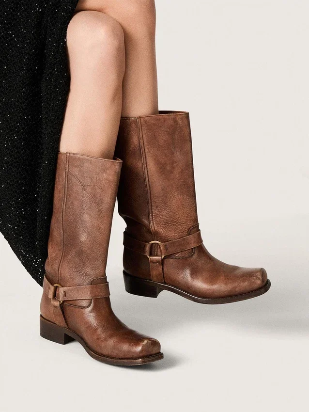Botas moteras altas para mujer en cuero marrón con correa y hebilla color oro antiguo