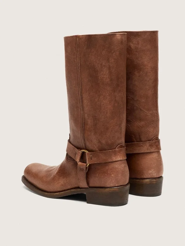 Botas moteras altas para mujer en cuero marrón con correa y hebilla color oro antiguo