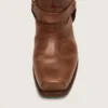 Botas moteras altas para mujer en cuero marrón con correa y hebilla color oro antiguo