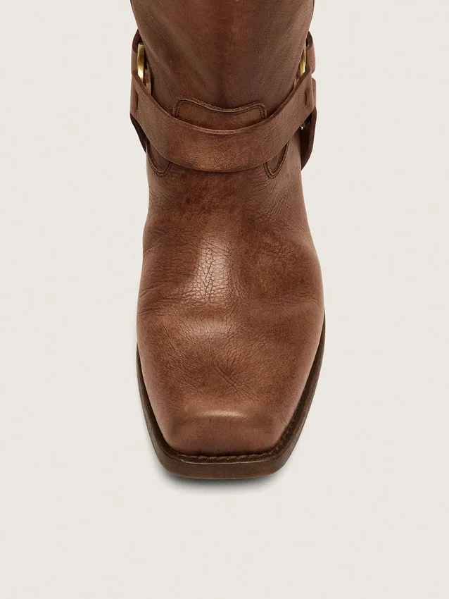 Botas moteras altas para mujer en cuero marrón con correa y hebilla color oro antiguo