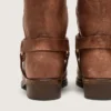 Botas moteras altas para mujer en cuero marrón con correa y hebilla color oro antiguo