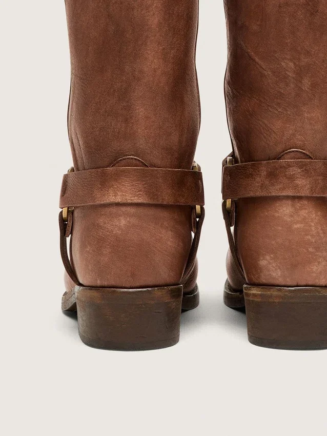 Botas moteras altas para mujer en cuero marrón con correa y hebilla color oro antiguo