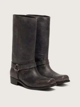 Botas moteras altas para mujer en cuero negro con correa y hebilla plateada
